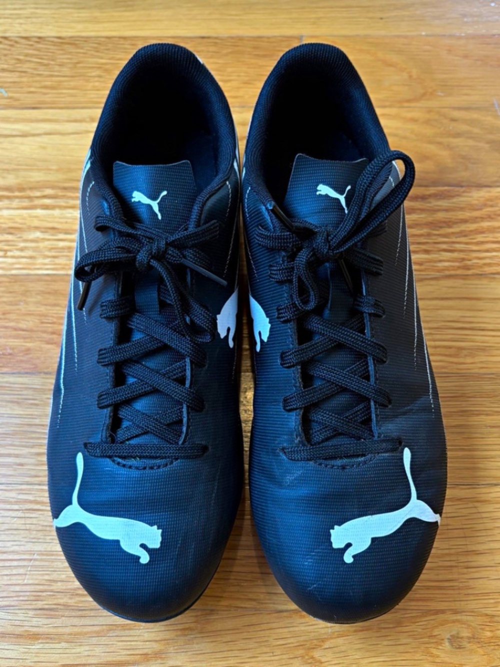 PUMA Menโs Soccer Cleats Black/White Lace-Up Cleat US 7